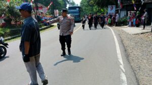 ANGGOTA POLSEK SAKETI BANTU BERI KELANCARAN ARUS LALU LINTAS DALAM RANGKA PERLOMBAAN PHBN 1 IMG 20240815 WA0025 3