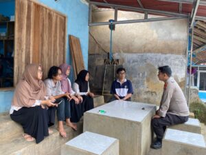 Bhabinkamtibmas Polsek Saketi Polres Pandeglang Laksanakan Sambang Dialogis untuk Mempererat Silaturahmi dengan Warga Desa Pasireurih, Kec. Cisata 1 IMG 20240816 WA0009