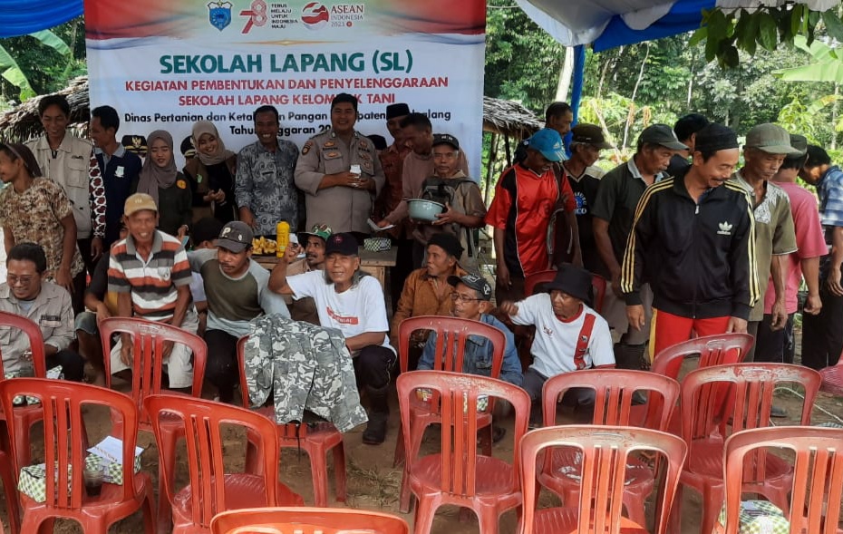 Bhabinkamtibmas Polsek Bojong Hadiri Kegiatan Sekolah Lapangan Kelompok Tani 5 WhatsApp Image 2023 08 24 at 14.45.06