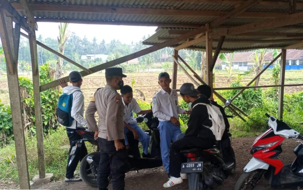 Polsek Menes Beri Himbauan Kepada Pelajar Yang Sedang Nongkrong 10 WhatsApp Image 2023 08 24 at 15.10.19