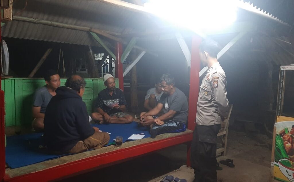 Sambangi Poskamling, Bhabinkamtibmas Polsek Bojong Ajak Warga Jaga Kamtibmas 1 WhatsApp Image 2023 08 24 at 15.16.23