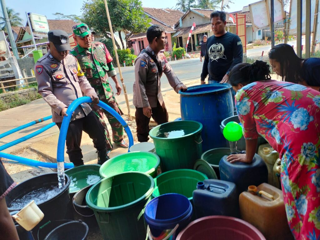 Bhabinkamtibmas Polsek Cimanggu Salurkan Bantuan Air Bersih Untuk Masyarakat 3 WhatsApp Image 2023 08 24 at 15.29.40