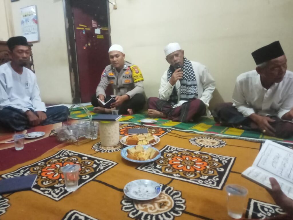Disela Tugasnya Bhabinkamtibmas Polsek Cikedal Hadiri Tahlilan Warga Binaan 6 WhatsApp Image 2023 08 25 at 05.31.41