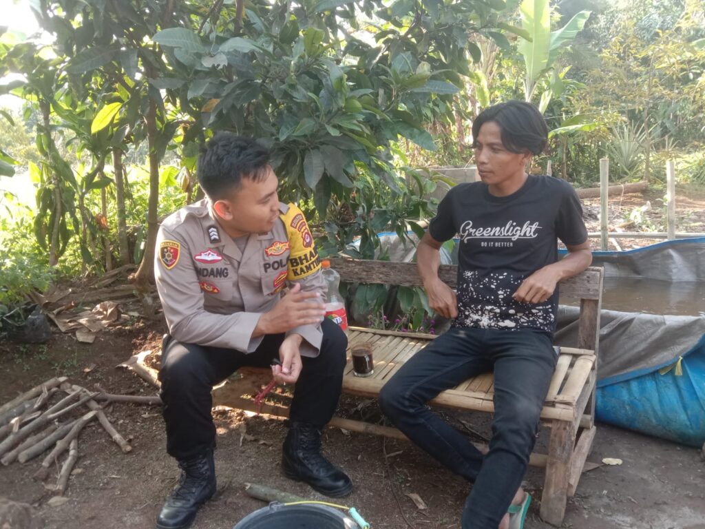 Bhabinkamtibmas Polsek Cimanuk Sosialisasikan Call Center 110 9 WhatsApp Image 2023 08 25 at 05.49.12