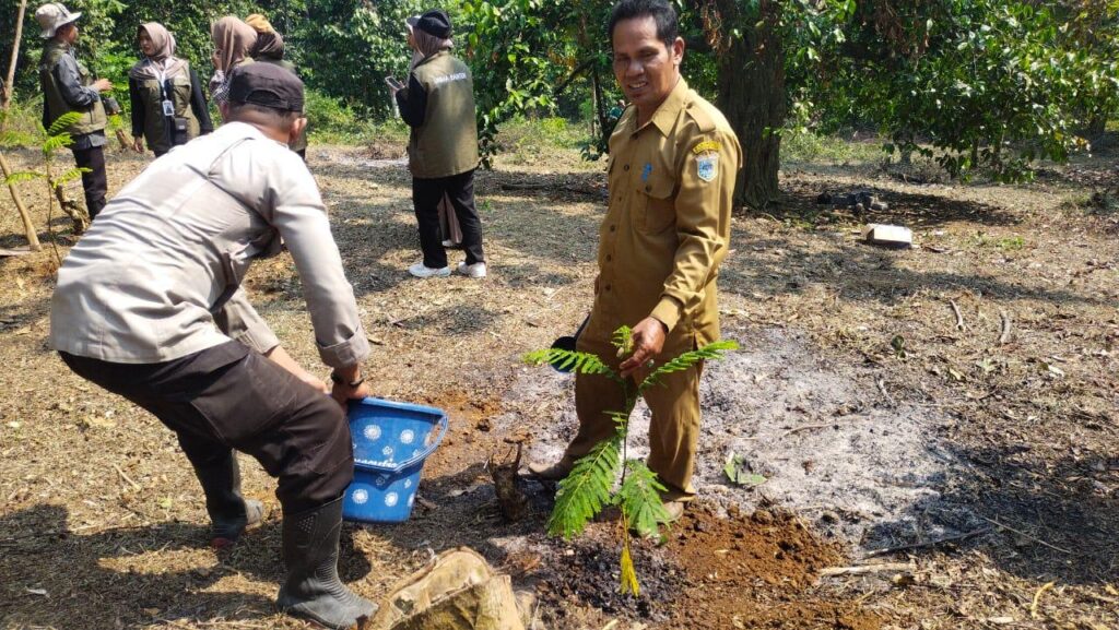 Hijauhkan Wilayah Pantai, Polsek Carita Tanam Pohon Bersama Muspika 1 WhatsApp Image 2023 08 25 at 08.20.10