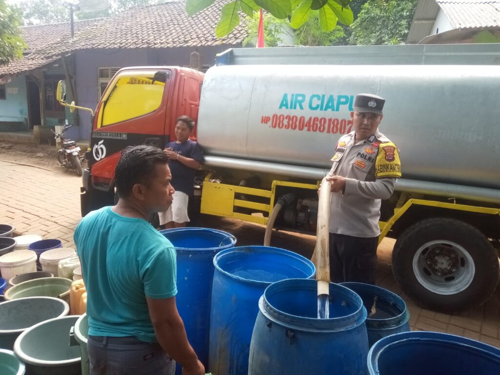 Polsek Cikedal Berikan Bantuan Air Bersih Kepada Warga 9 WhatsApp Image 2023 08 25 at 08.27.39