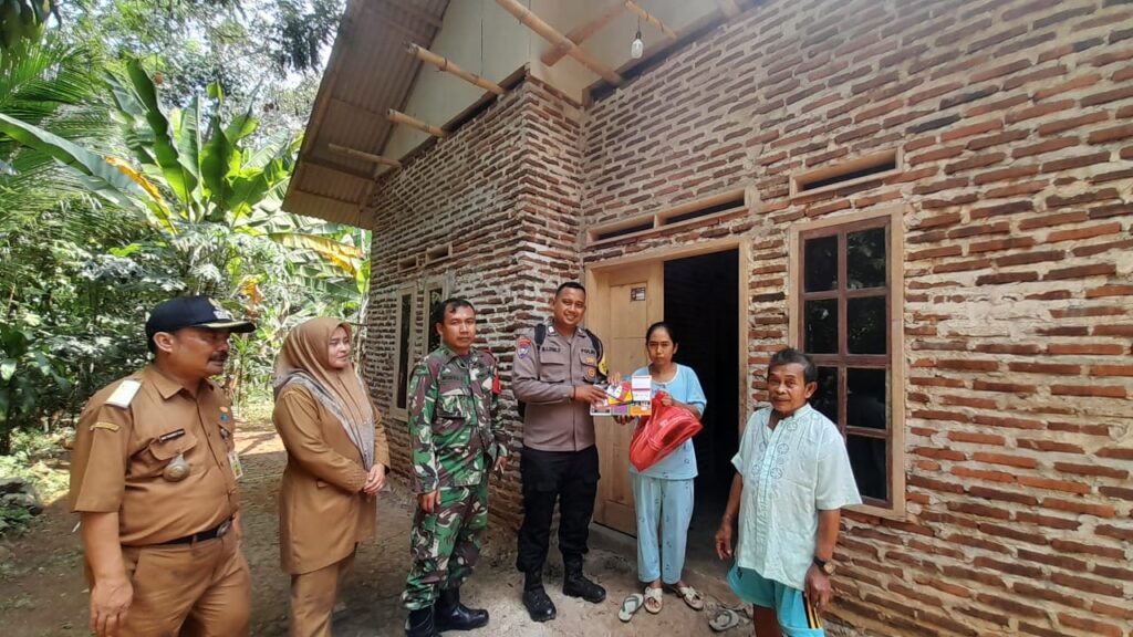 Bhabinkamtibmas Polsek Pandeglang Dampingi Pemberian Bantuan Lisdes 1 WhatsApp Image 2023 08 25 at 08.58.32