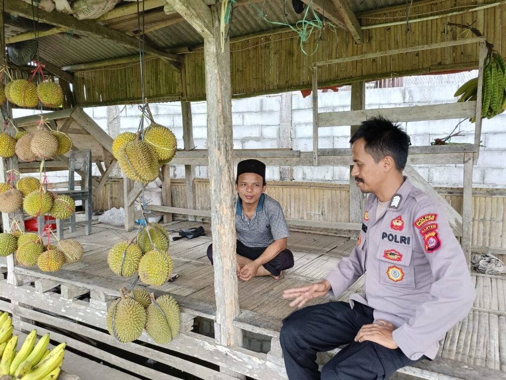 Sambangi Penjual Durian, Ini Pesan Bhabinkamtibmas Polsek Mandalawangi 9 WhatsApp Image 2023 08 25 at 09.07.46