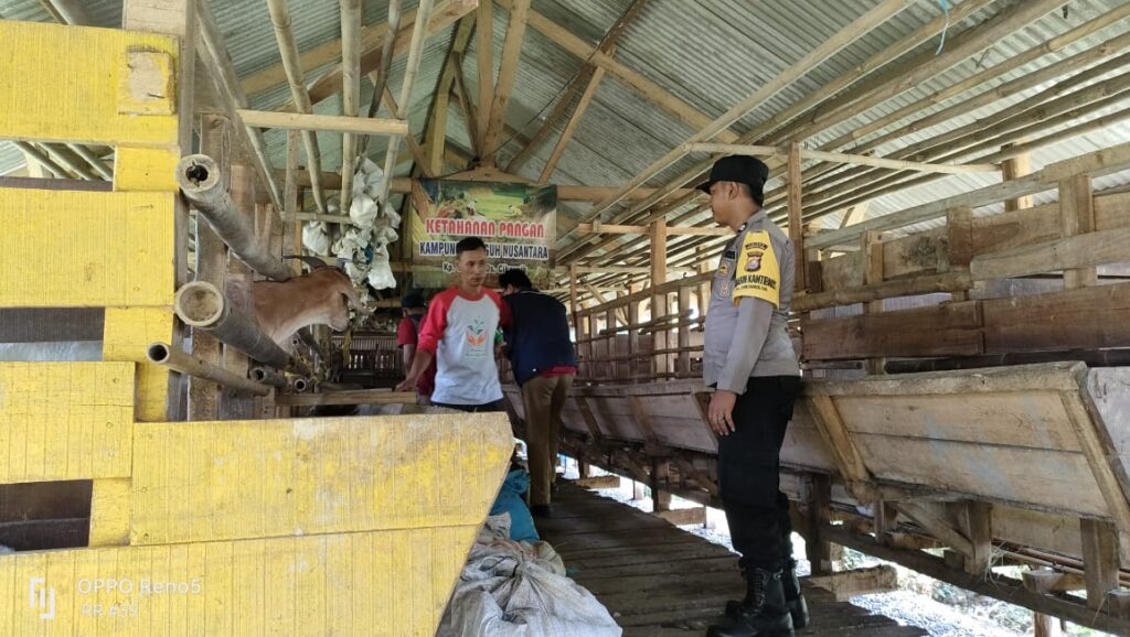 Ciptakan Kondusifitas, Bhabinkamtibmas Polsek Cikeusik Sambangi Peternak 8 WhatsApp Image 2023 08 25 at 09.11.48