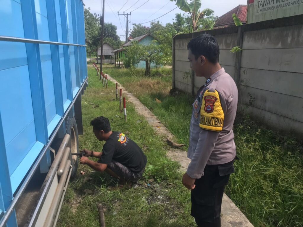 Berikan Pelayanan Prima, Polsek Cikeusik Bantu Pengendara Ganti Ban Bocor 7 WhatsApp Image 2023 08 25 at 09.20.23