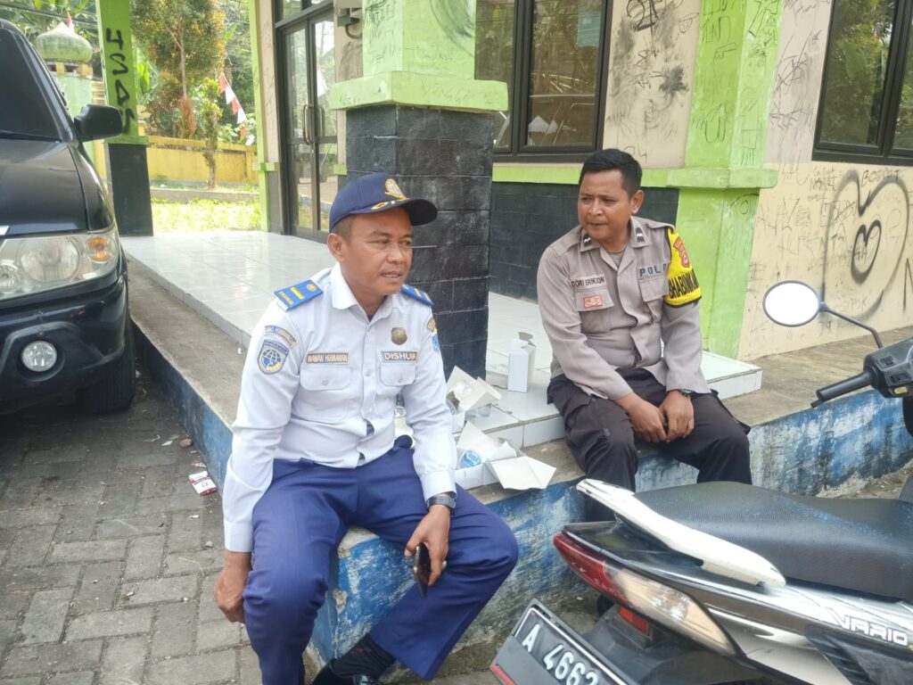 Bhabinkamtibmas Polsek Cadasari Sambangi Anggota Dishub 6 WhatsApp Image 2023 08 25 at 09.26.42