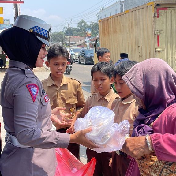 Semangat Jumat Berkah, Polres Pandeglang Bagikan Nasi Kotak 4 WhatsApp Image 2023 08 25 at 13.31.19