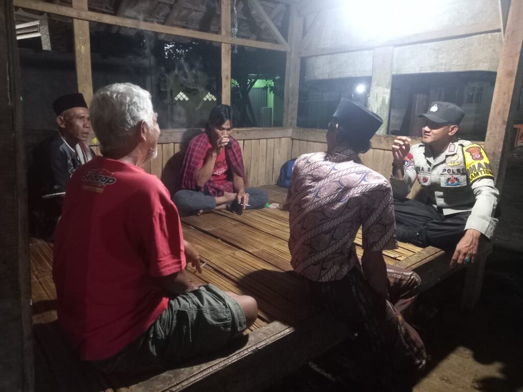 Jaga Keamanan Bersama, Bhabinkamtibmas Polsek Carita Bersama Warga Ikut Ronda 2 WhatsApp Image 2023 08 26 at 20.17.24