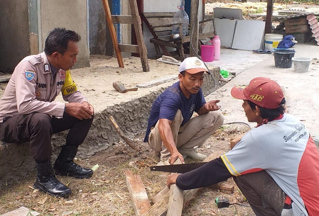 Sambang ke Pekerja Bangunan, Bhabinkamtibmas Polsek Carita Sampaikan Himbauan Kamtibmas 7 WhatsApp Image 2023 08 26 at 21.25.35