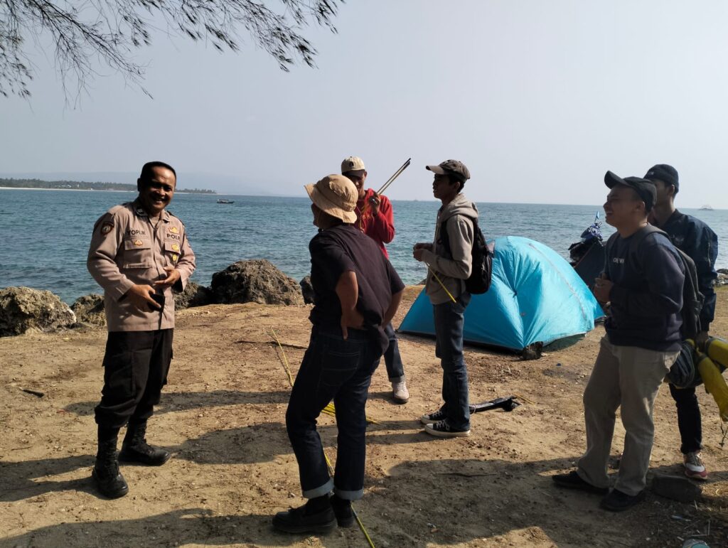 Bhabinkamtibmas Polsek Cigeulis Sambangi Kemah Wisatawan 2 WhatsApp Image 2023 08 27 at 09.53.35