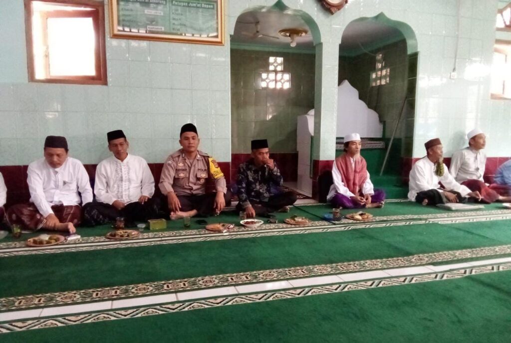 Hadiri Pengajian Rutin, Bhabinkamtibmas Polsek Cikedal Berikan Himbauan 6 WhatsApp Image 2023 08 28 at 09.14.34