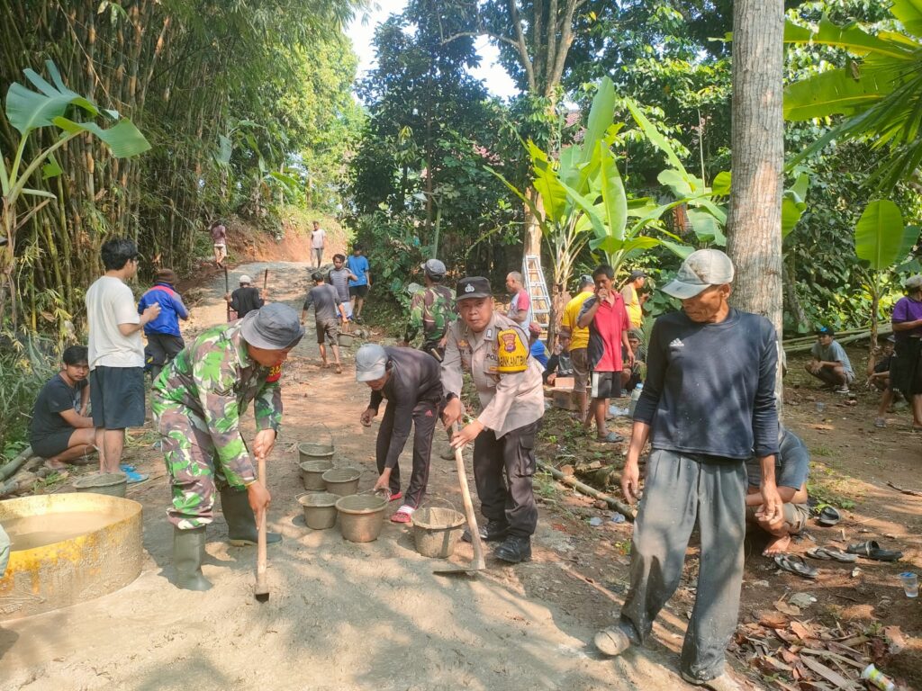 Bersama Warga Bhabinkamtibmas Polsek Pandeglang Gotong Royong Cor Jalan 5 WhatsApp Image 2023 08 28 at 09.30.45