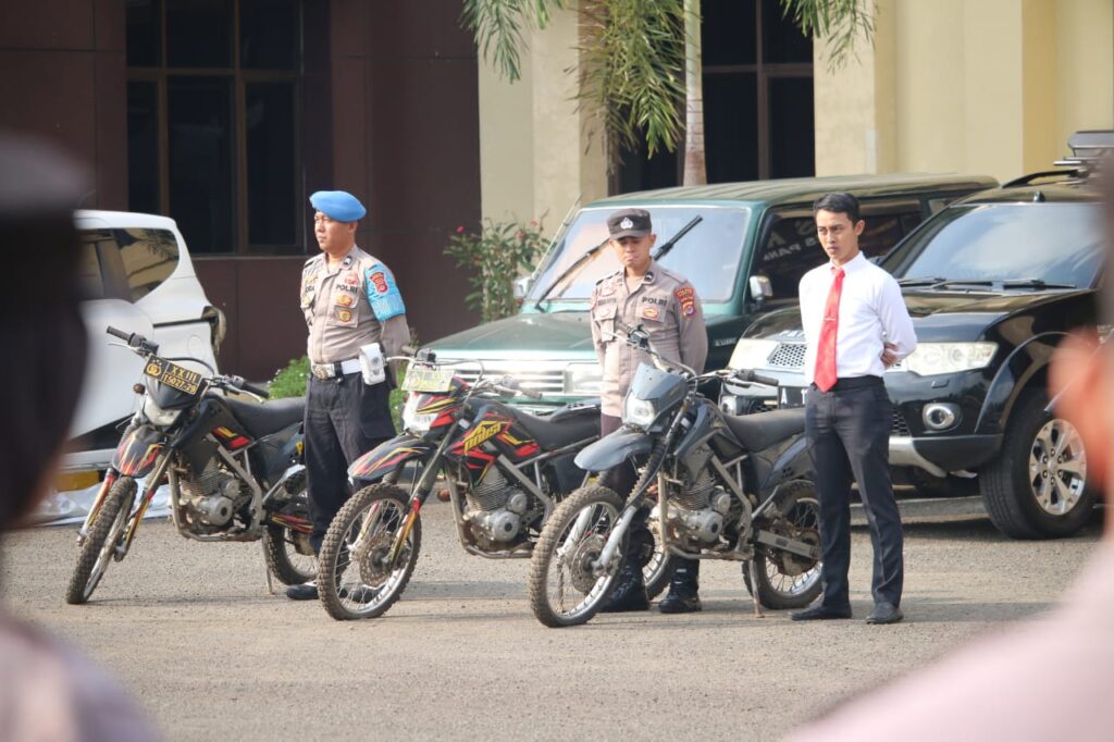 Apel Pimpinan Polres Pandeglang, Kapolres Ingatkan Personel Rawat Kendaraan Dinas 4 WhatsApp Image 2023 08 28 at 10.09.14