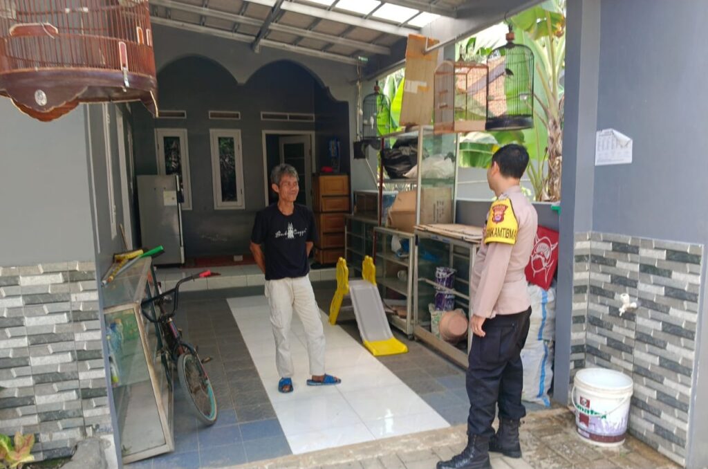 Pastikan Keamanan Warga Binaan, Bhabinkamtibmas Polsek Menes Sambang Wilayah 8 WhatsApp Image 2023 08 28 at 10.43.55