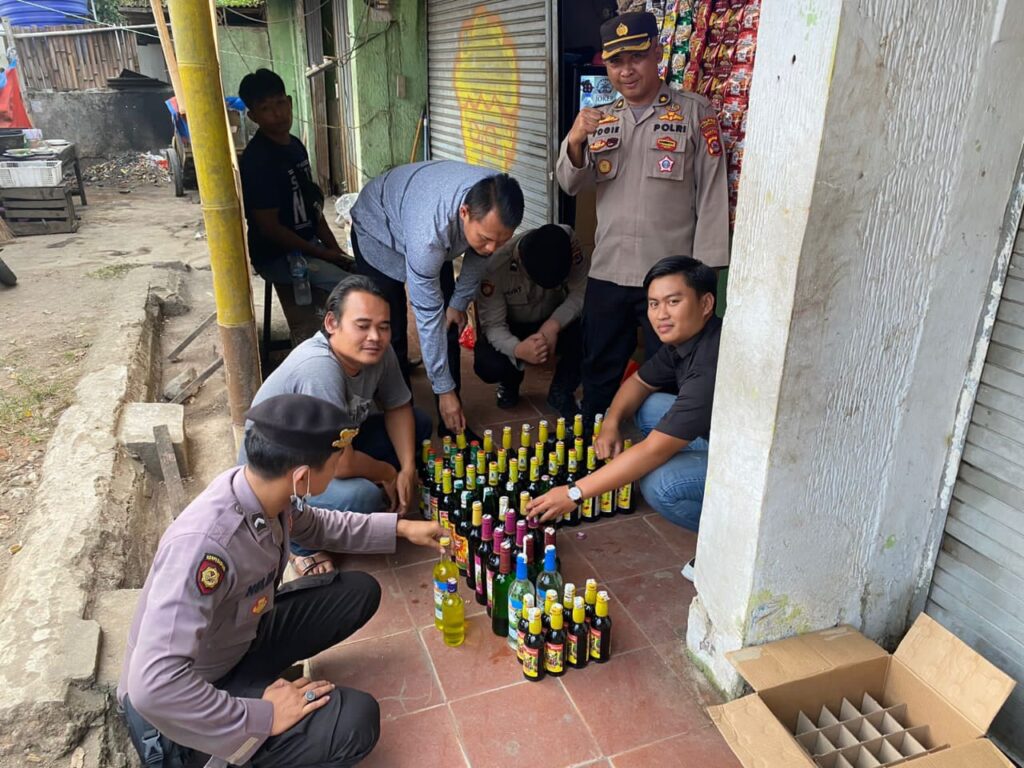Polres Pandeglang Berhasil Amankan Puluhan Botol Miras 8 WhatsApp Image 2023 08 29 at 21.33.26