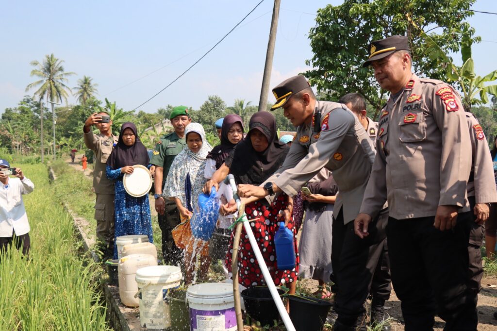 Akibat El Nino, Kapolres Pandeglang Buatkan Sumur Bor Kepada Warga 9 WhatsApp Image 2023 08 30 at 11.47.45