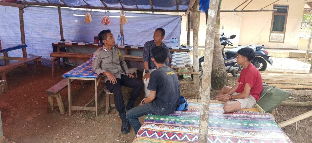 Jaga Kondusifitas Desa Binaan, Bhabinkamtibmas Polsek Cimanggu Gelar Sambang 2 WhatsApp Image 2023 08 31 at 09.58.57