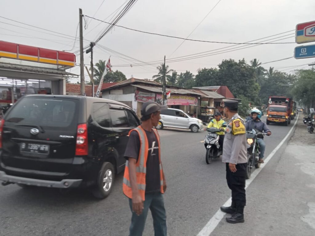 Polsek Cikedal Gelar Strong Point Ciptakan Kamseltibcar Lantas 3 WhatsApp Image 2023 08 31 at 10.08.24