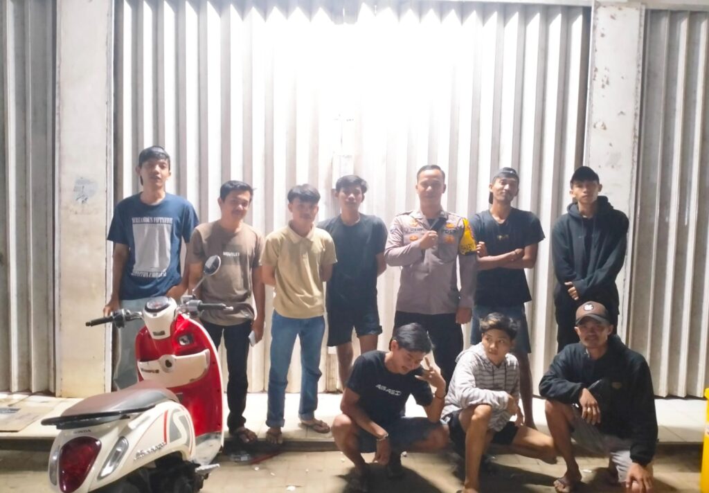 Bhabinkamtibmas Polsek Angsana Sambangi Desa Binaan, Ini Pesannya 4 WhatsApp Image 2023 08 31 at 10.13.49
