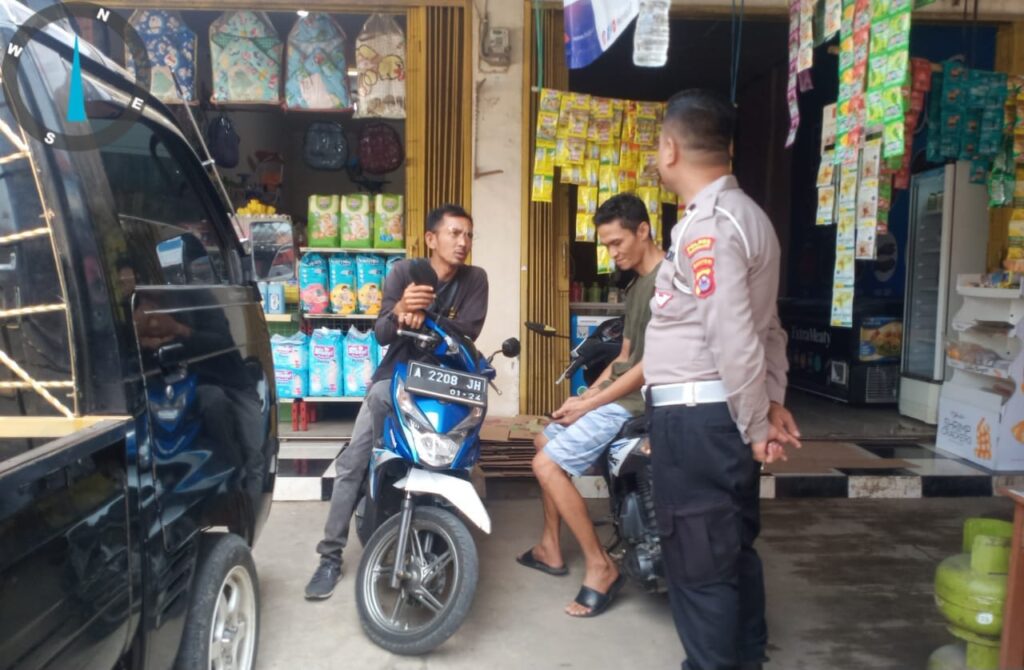 Polsek Menes Gelar Patroli Jalan Kaki di Pasar untuk Ciptakan Keamanan 8 WhatsApp Image 2023 10 03 at 09.30.31