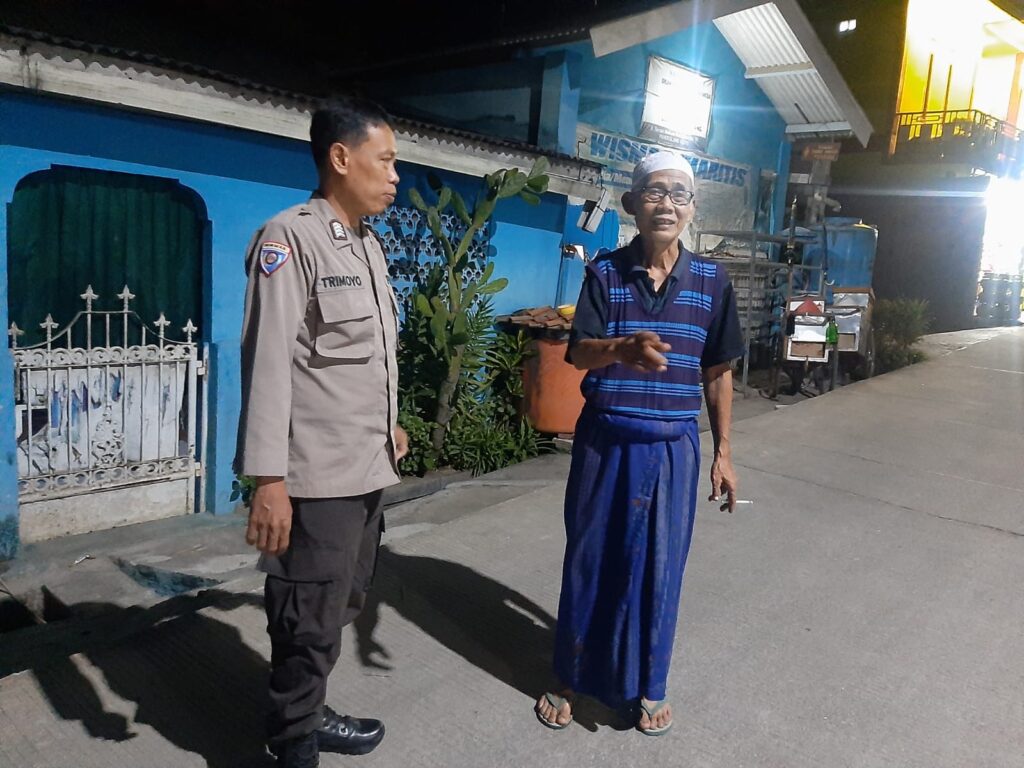 Bhabinkamtibmas Polsek Pandeglang Terus Membina Silaturahmi dengan Warga 6 WhatsApp Image 2023 10 04 at 01.18.21