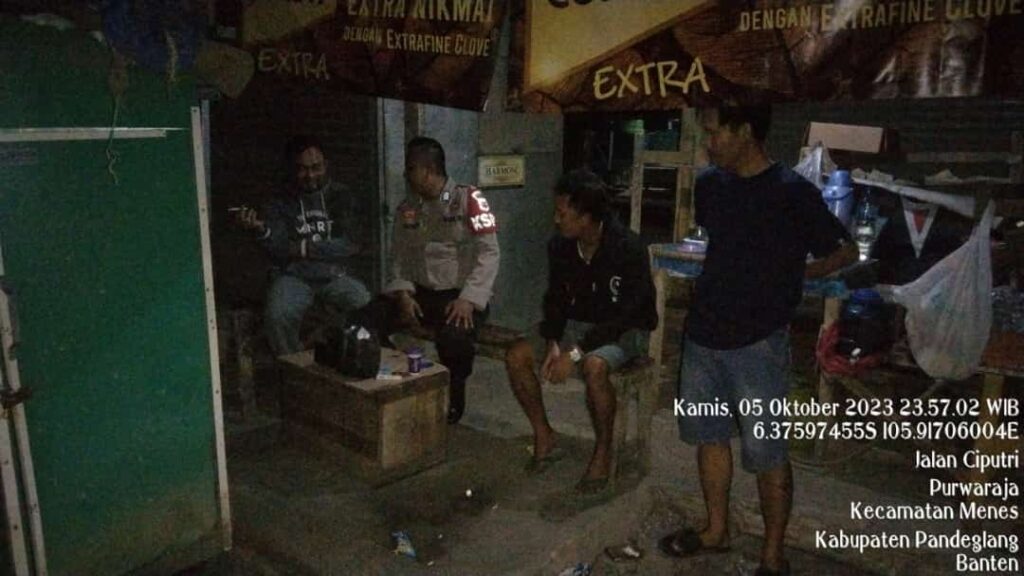 Polsek Menes Gelar Patroli Malam untuk Cegah Penyakit Masyarakat 1 WhatsApp Image 2023 10 06 at 10.41.20