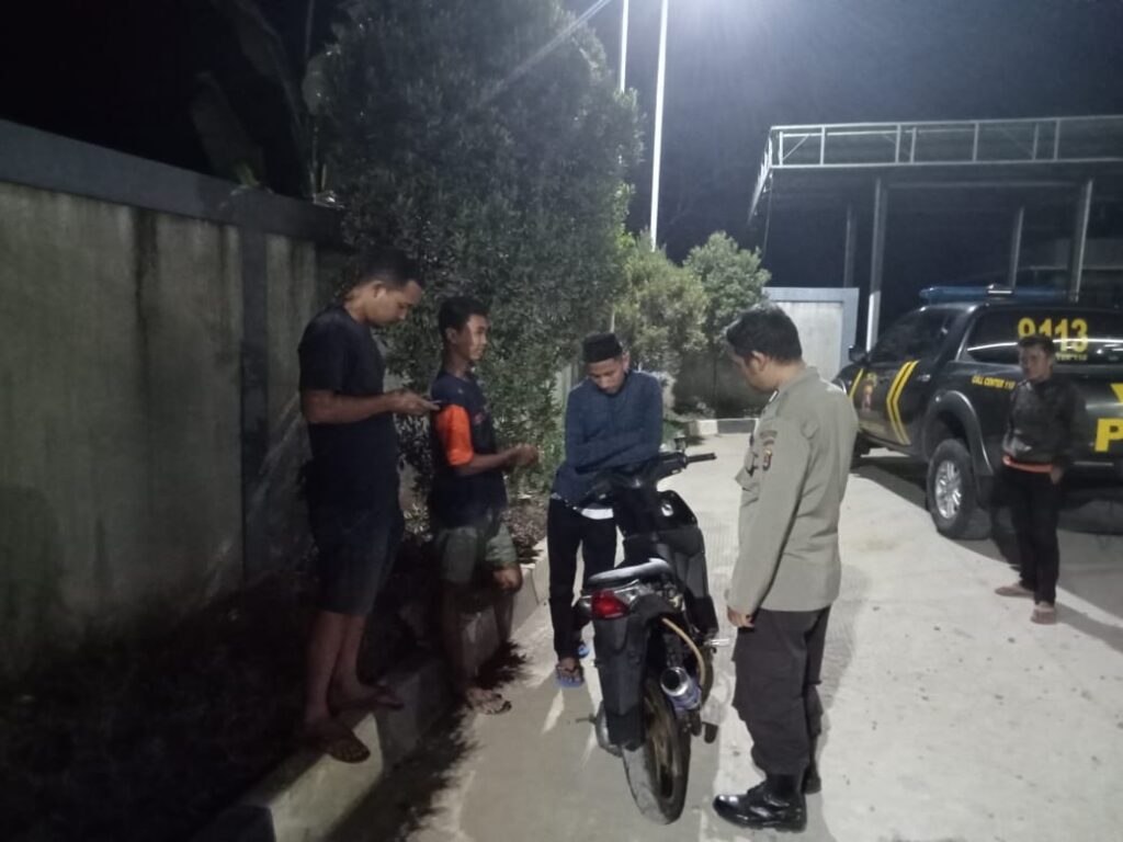 Polsek Bojong Gelar Patroli Malam untuk Menjaga Kamtibmas 10 WhatsApp Image 2023 10 09 at 12.32.13