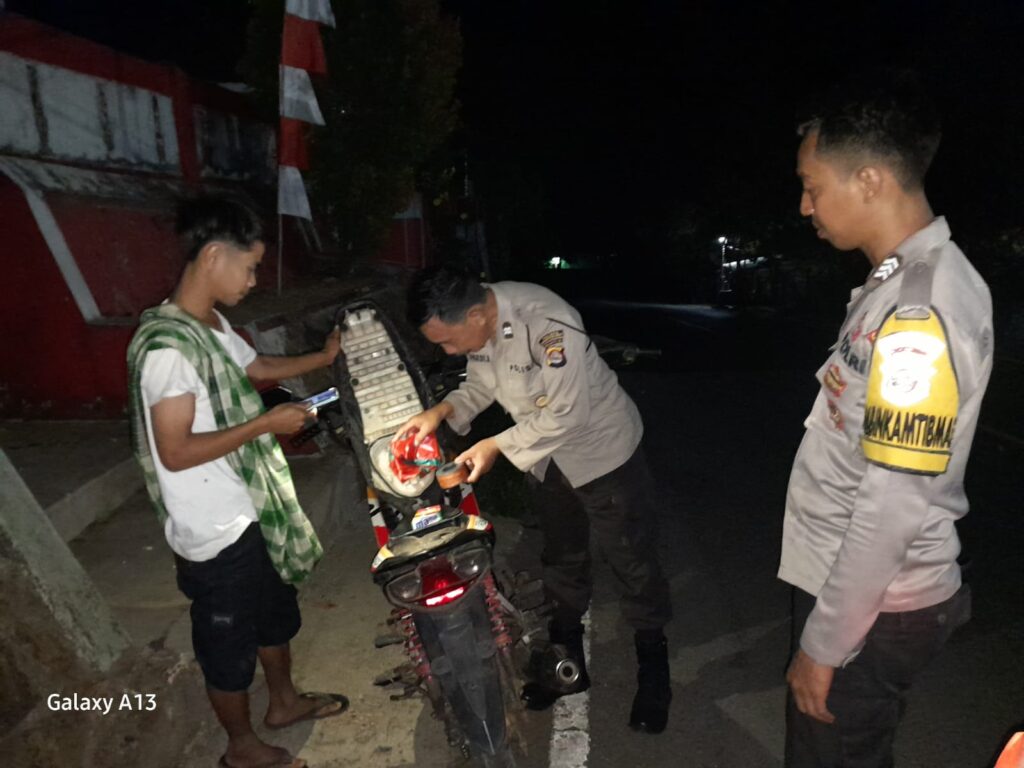 Polsek Cigeulis Terus Tingkatkan Patroli KRYD Malam Hari Demi Keamanan dan Ketertiban Masyarakat 6 WhatsApp Image 2023 10 10 at 08.13.42