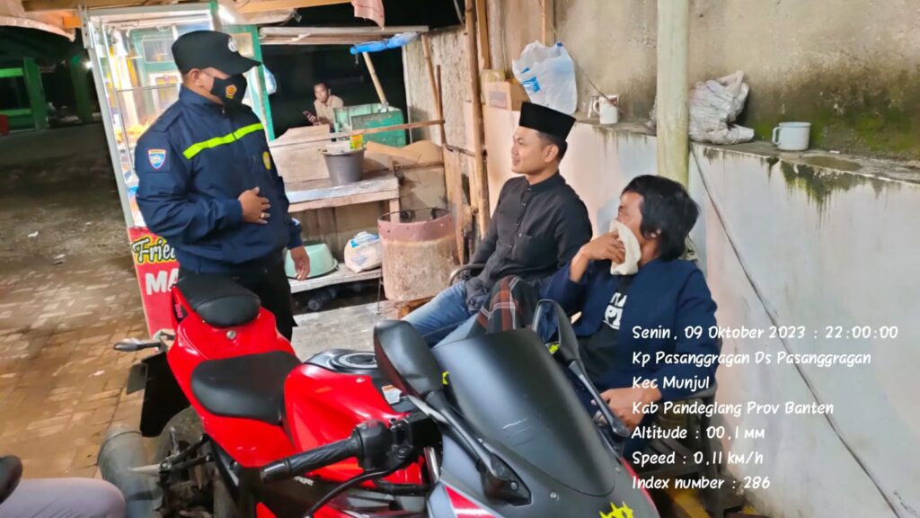 Polsek Munjul Melakukan Patroli Malam untuk Meningkatkan Keamanan 7 WhatsApp Image 2023 10 10 at 08.22.21