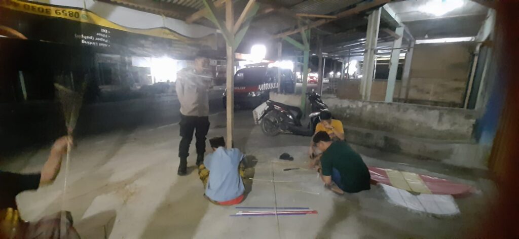 Polsek Cimanuk Melaksanakan Patroli Malam untuk Meningkatkan Keamanan Masyarakat 9 WhatsApp Image 2023 10 10 at 08.26.54