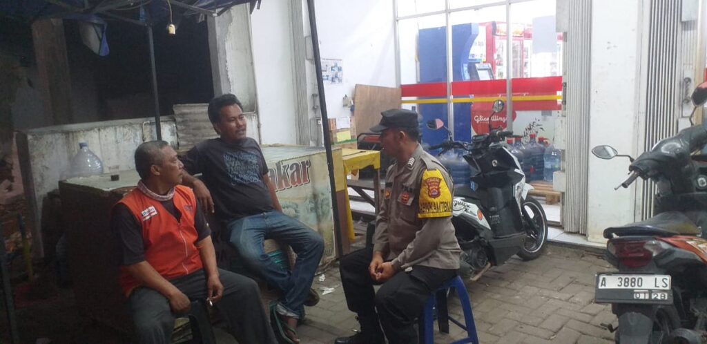 Bhabinkamtibmas Polsek Banjar Kunjungi Tukang Parkir di Toko Waralaba 8 WhatsApp Image 2023 10 10 at 08.37.05