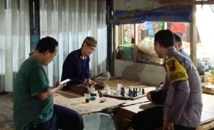 Bhabinkamtibmas Polsek Menes Berkomunikasi Langsung dengan Warga 10 WhatsApp Image 2023 10 10 at 09.31.49