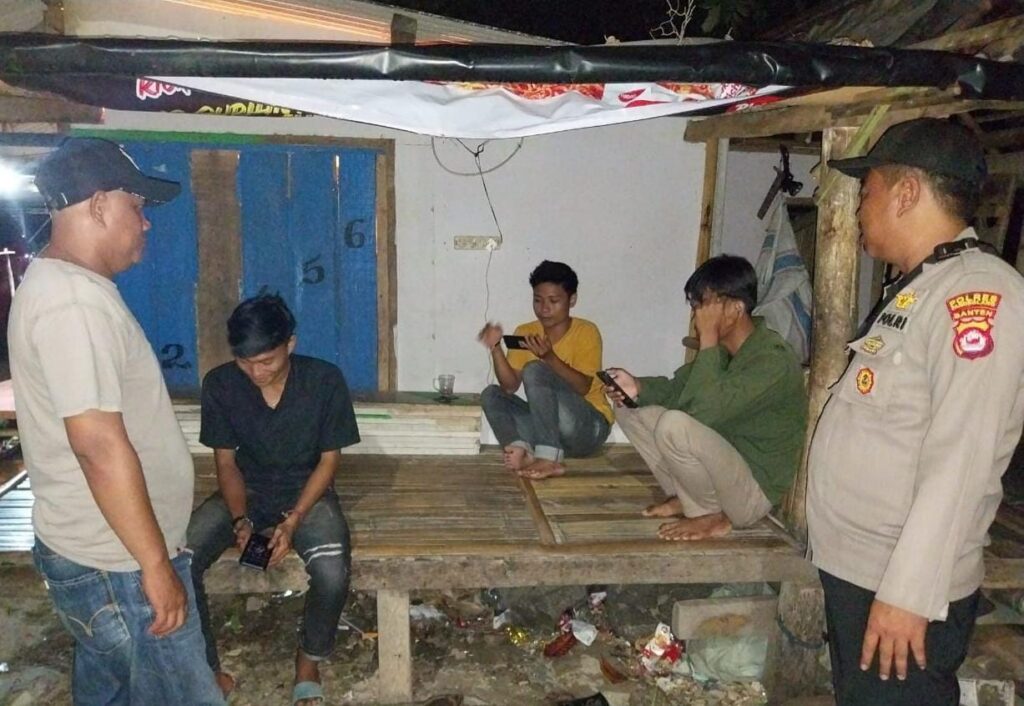 Polsek Sumur Melakukan Patroli Malam untuk Memelihara Kamtibmas di Wilayah Hukumnya 6 WhatsApp Image 2023 10 11 at 13.55.02
