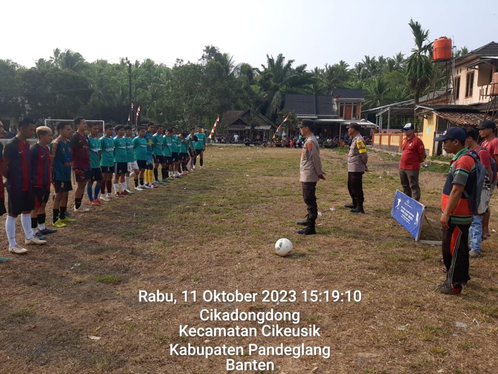 Kapolsek Cikeusik Pimpin Pengamanan Turnamen Sepak Bola Jaro Cup Cikadongdong 1 WhatsApp Image 2023 10 11 at 19.05.10