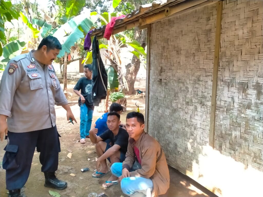Bhabinkamtibmas Polsek Bojong Ciptakan Kondusifitas Secara Door To Door ke Warga Binaan 9 WhatsApp Image 2023 10 12 at 14.20.31