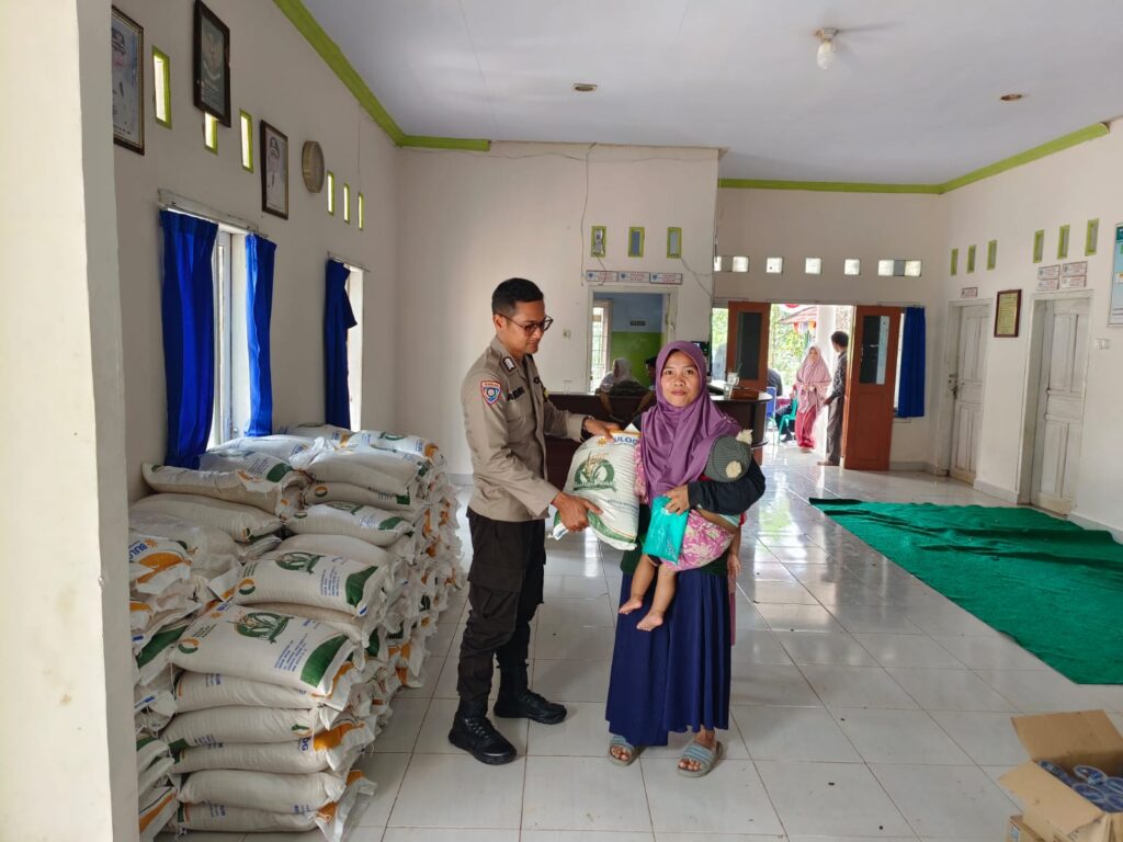 Bhabinkamtibmas Polsek Banjar, Mendukung Penyaluran Program Bantuan Pangan Beras 9 WhatsApp Image 2023 10 12 at 19.14.35