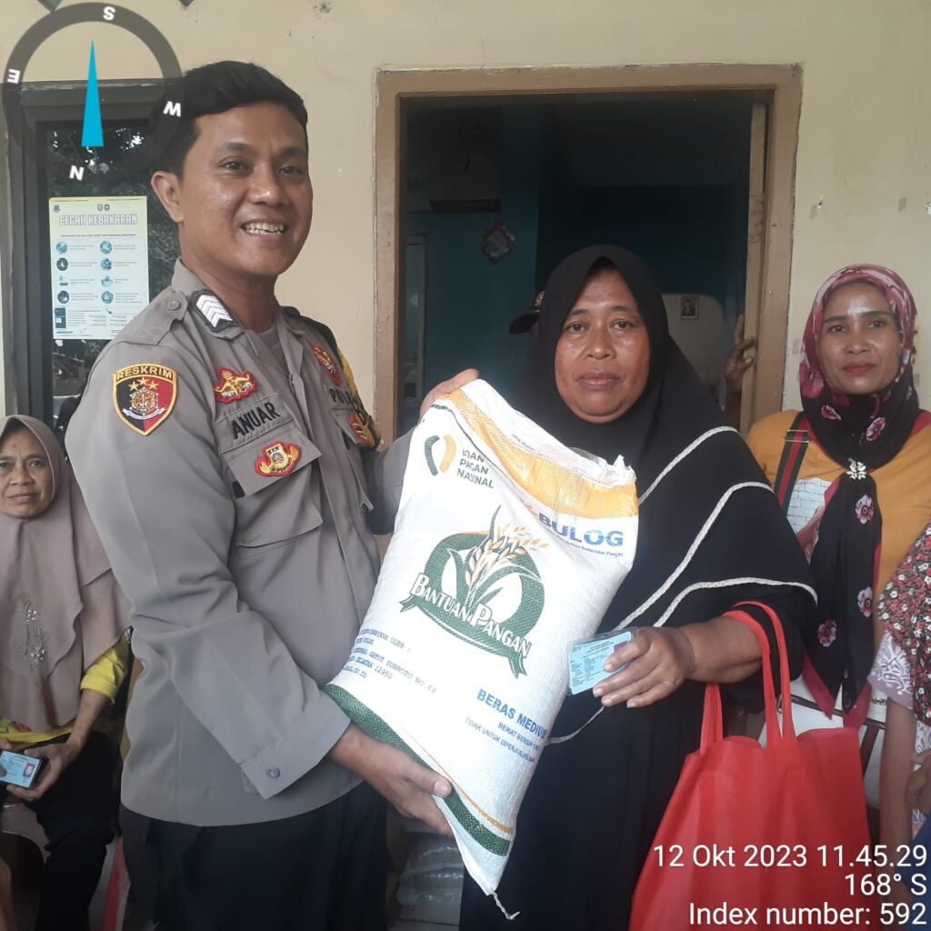 Bhabinkamtibmas Polsek Banjar, Memantau dan Mengamankan Penyaluran Program Bantuan Pangan Beras di Desa Sukamanah 10 WhatsApp Image 2023 10 12 at 19.16.40
