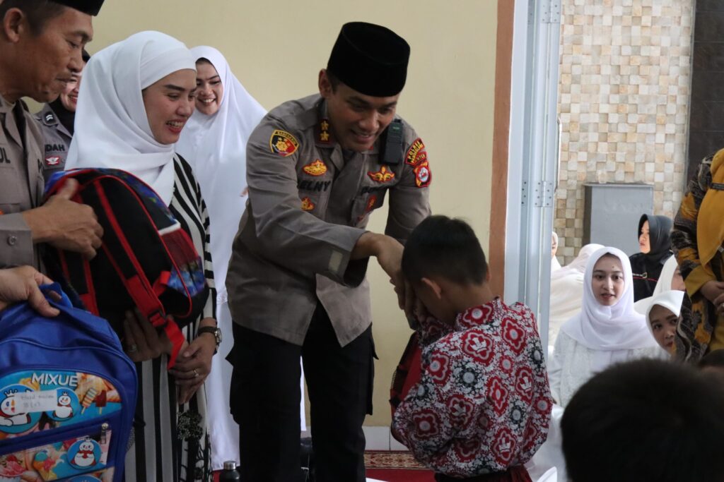 Kapolres Pandeglang Memberikan Santunan Anak-Anak Yatim dalam Peringatan Maulid Nabi Muhammad SAW 7 WhatsApp Image 2023 10 13 at 12.24.14 scaled