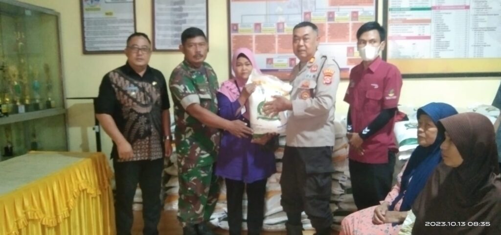 Polsek Bojong Awasi Penyaluran Bantuan Program Pangan Tahun 2023 untuk 2.757 Keluarga Penerima Manfaat 8 WhatsApp Image 2023 10 13 at 14.04.55