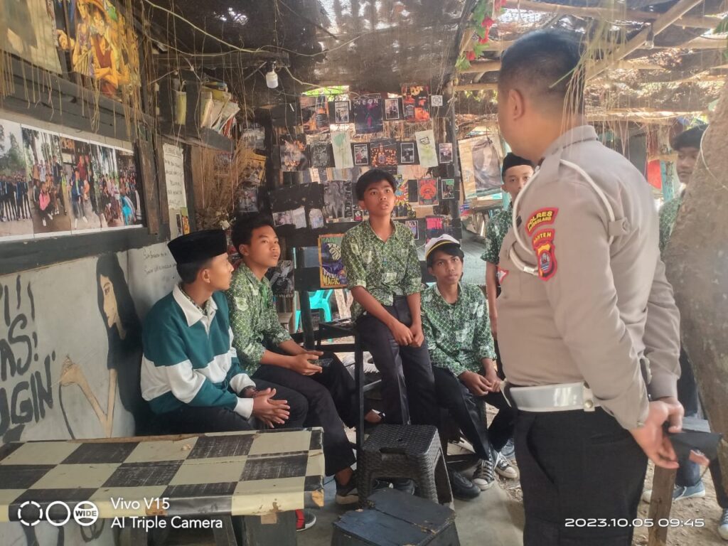 Polsek Menes Melaksanakan Sambang dan Patroli Wilayah untuk Menciptakan Situasi Kamtibmas yang Aman dan Kondusif 9 WhatsApp Image 2023 10 13 at 14.10.19