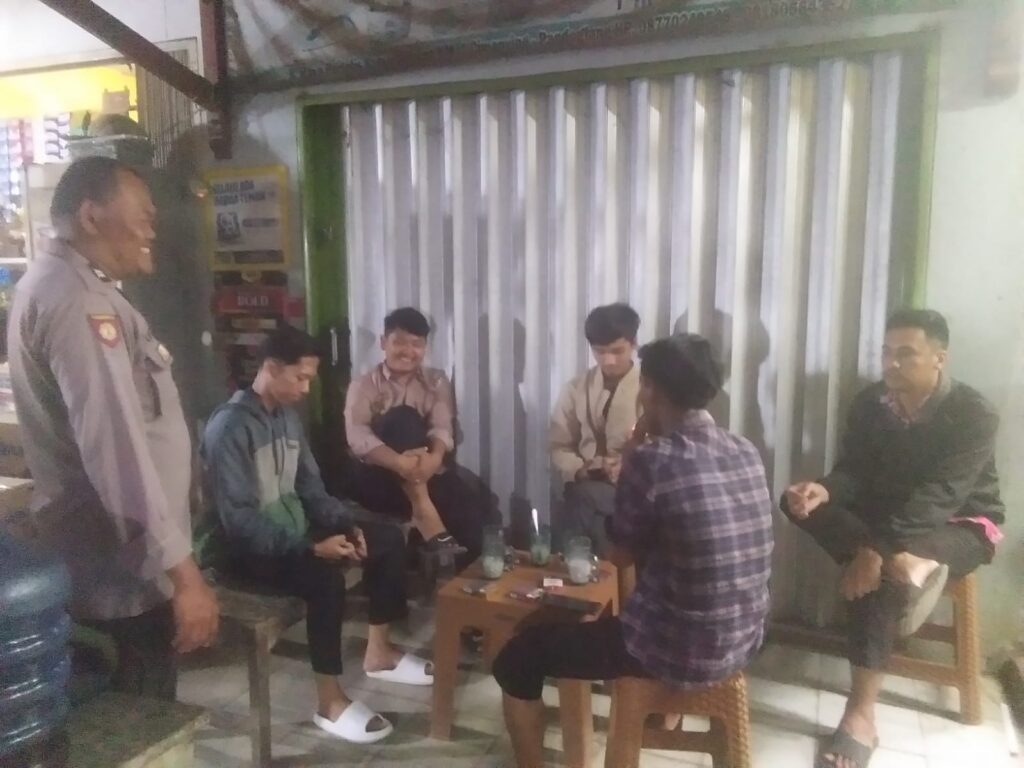 Polsek Menes Melaksanakan Himbauan Kamtibmas kepada Para Pemuda yang Nongkrong 1 WhatsApp Image 2023 10 13 at 14.13.35