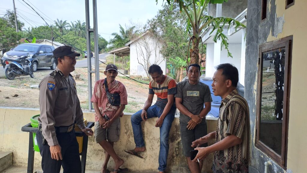 Bhabinkamtibmas Polsek Cikeusik Terus Lakukan Sambang untuk Ciptakan Keamanan dan Ketertiban Warga Masyarakat 3 WhatsApp Image 2023 10 14 at 12.11.02