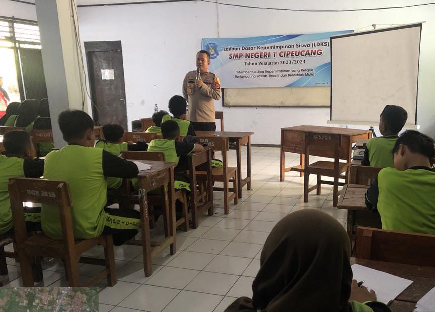 Bhabinkamtibmas Polsek Cimanuk Beri Materi LDKS SMPN 1 Cipeucang 9 WhatsApp Image 2023 10 15 at 09.14.02