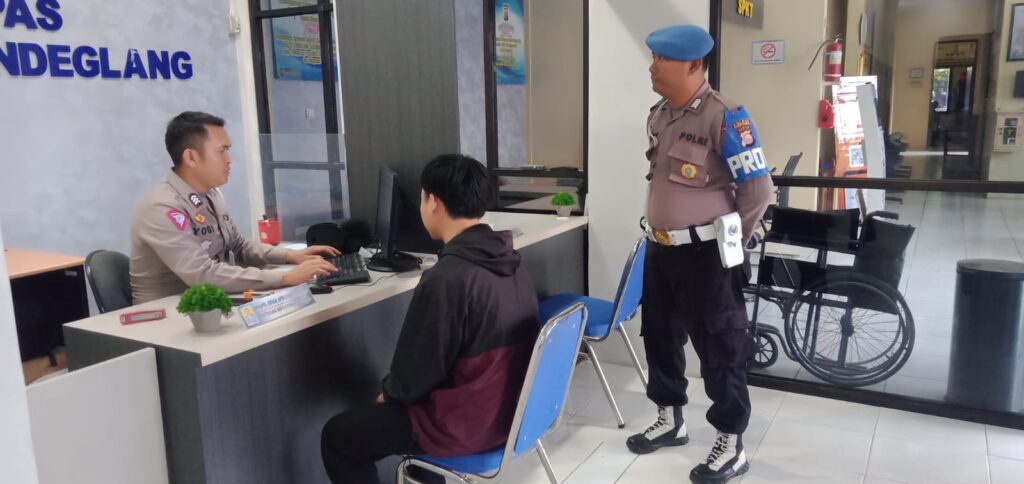 Provos Polres Pandeglang Gelar Pengamanan Pelayanan SIM 10 WhatsApp Image 2023 10 16 at 10.05.30