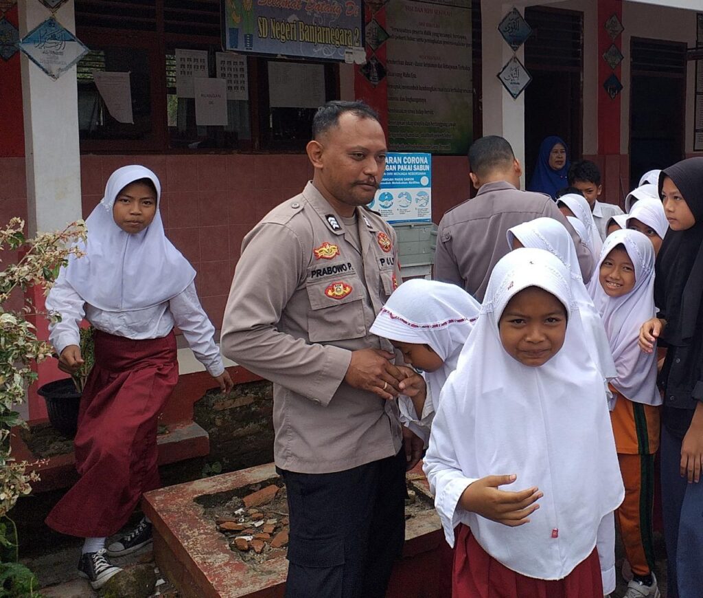 Bhabinkamtibmas Polsek Pulosari Berikan Pesan Kamtibmas di SDN Banjarnegara 2 4 WhatsApp Image 2023 10 17 at 12.22.51